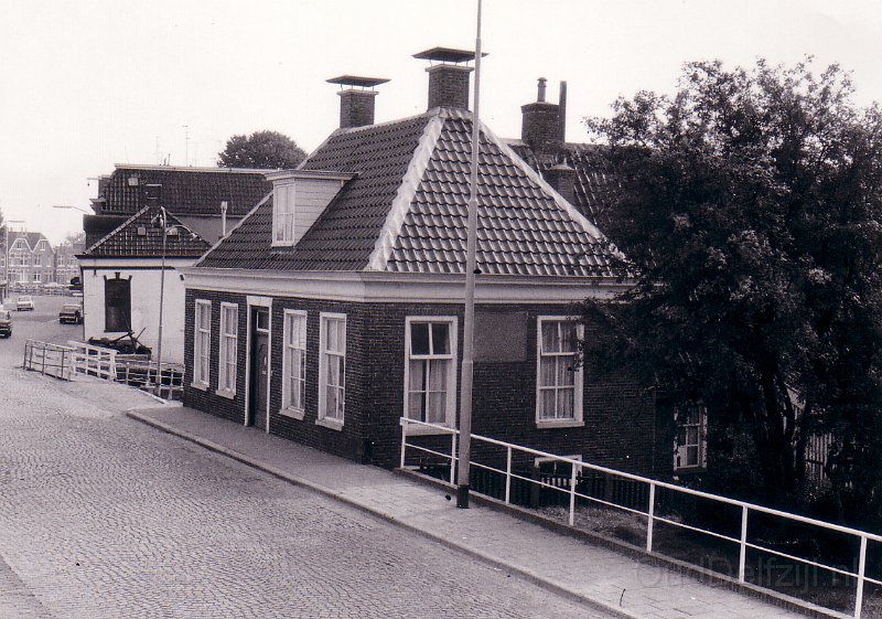 Nieuweweg sluismeestershuisje bij van Buren sluisjes.jpg